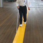 実際に視覚障害当事者の方が歩いている画像です。白杖や足などから伝わる質感・感触など、また床との色の違いなどで誘導マットを認識いただけます。